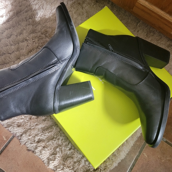 Leather Gianni Bini Western style Bootie - Picture 3 of 6